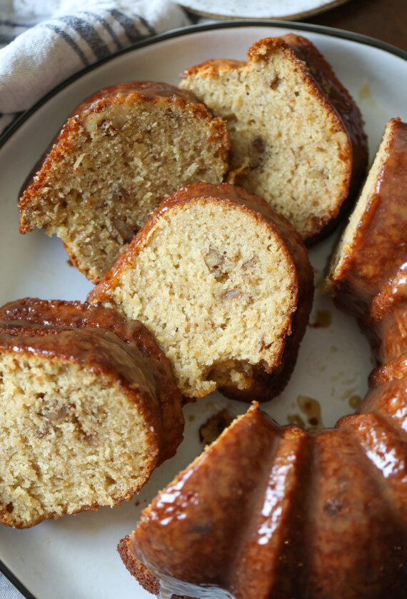 Glaseado de vainilla en rebanadas de pastel de plátano.