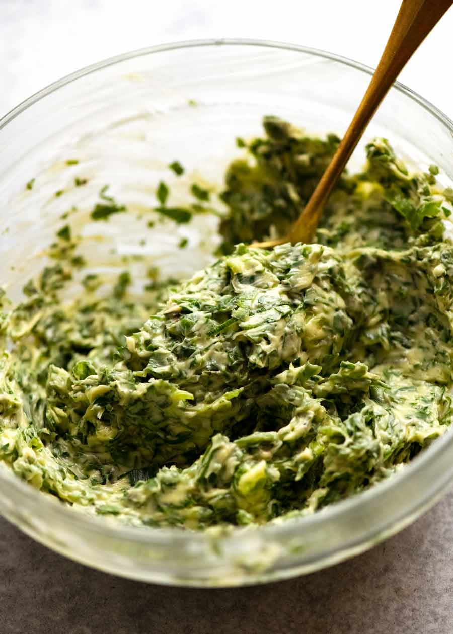 Mantequilla de tomillo de cebolla verde para poner sobre setas para asar
