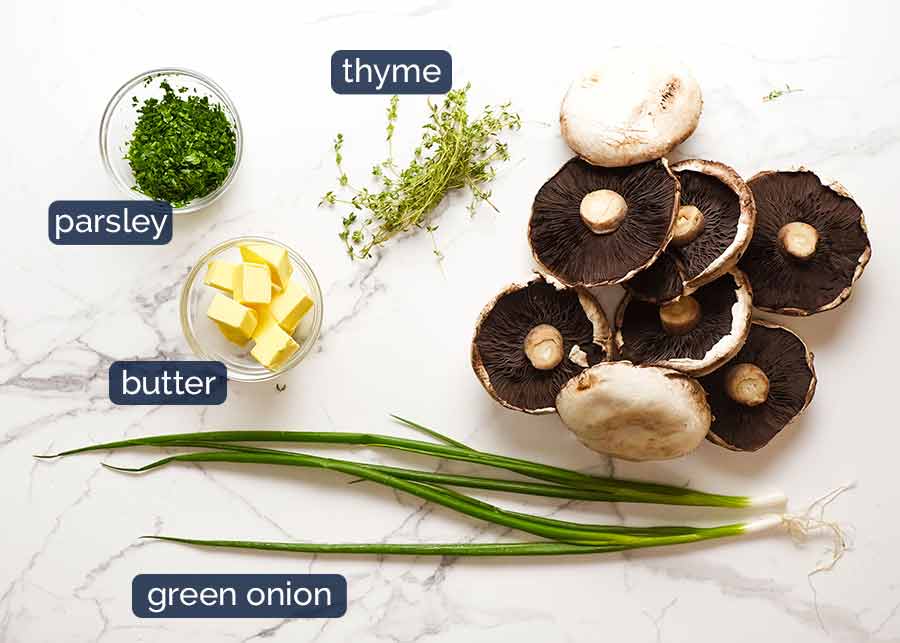 Ingredientes para champiñones grandes asados ​​con mantequilla de tomillo y cebolla verde