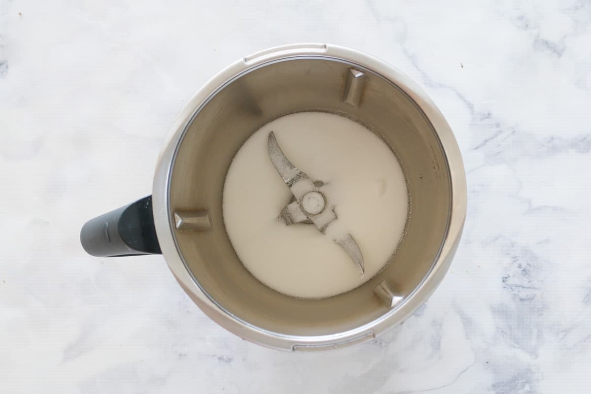 Azúcar en un bol Thermomix.