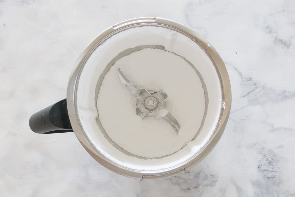 Azúcar molida en un bol Thermomix.