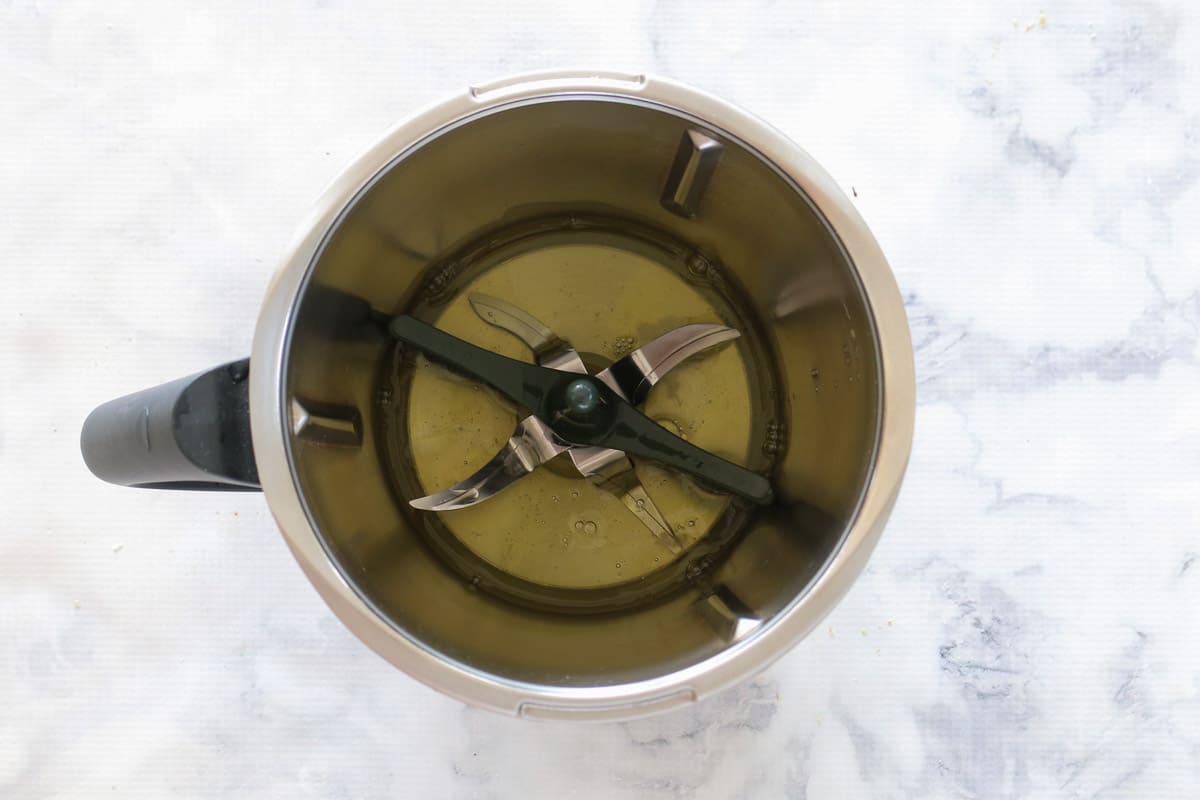 Claras de huevo en un bol Thermomix.