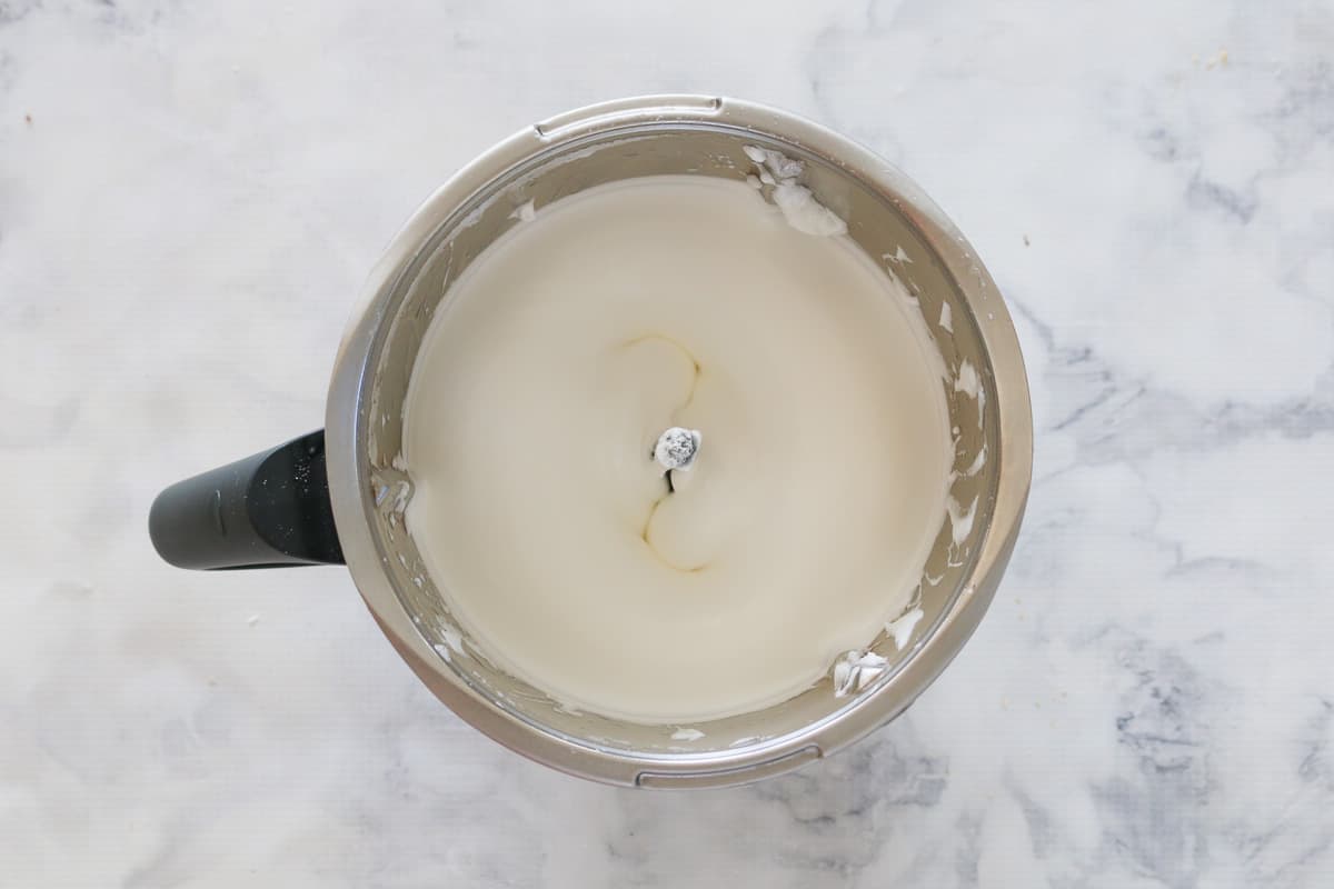 Merengue en un bol Thermomix.