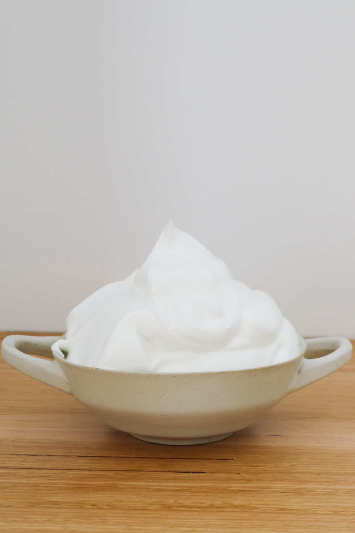 Un cuenco relleno de cremoso merengue.
