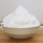 Un cuenco relleno de cremoso merengue.