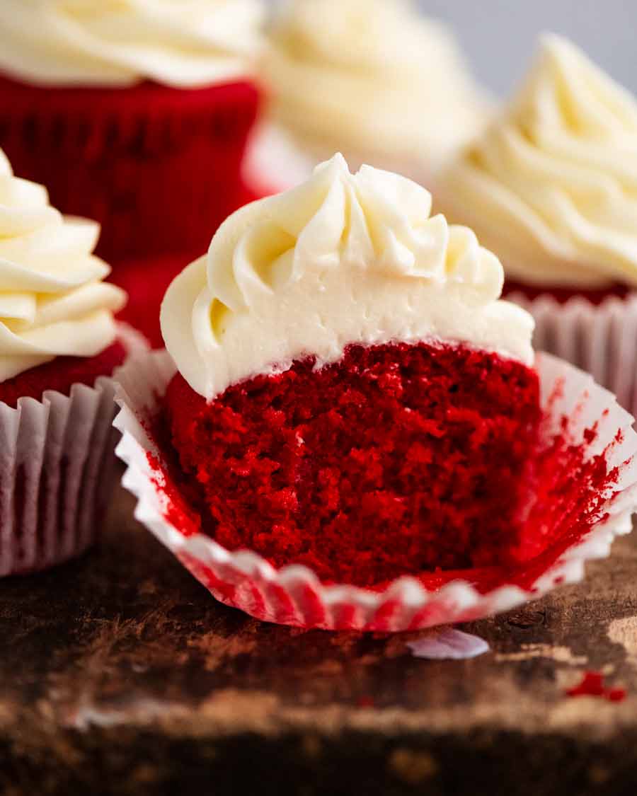 Mostrando la miga suave dentro de Red Velvet Cupcakes