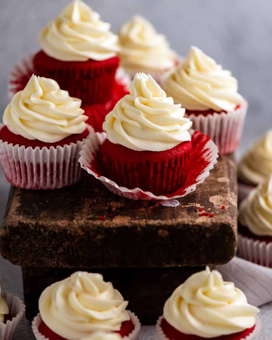 Cupcakes Red Velvet con Glaseado de Queso Crema, listos para comer