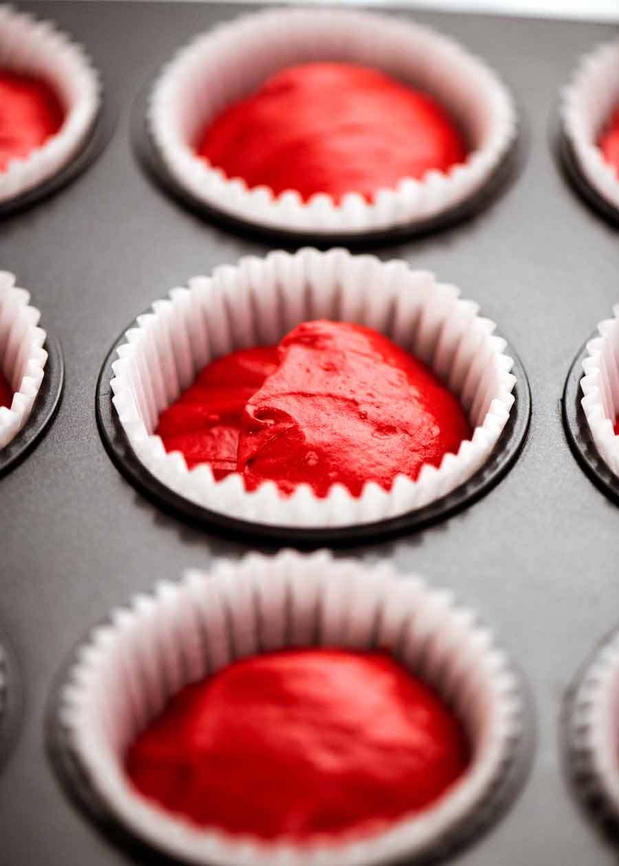 Forros para cupcakes rellenos con masa para cupcakes Red Velvet listos para hornear