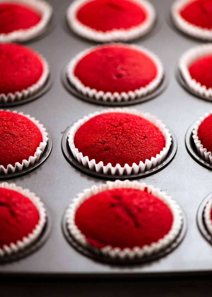 Cupcakes Red Velvet recién salidos del horno