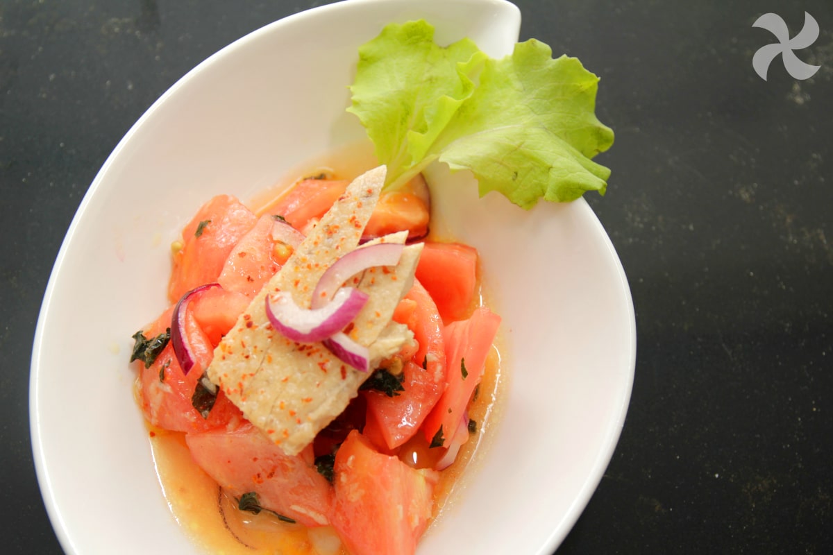 Ensalada de tomate con aliño de jengibre y hierbabuena