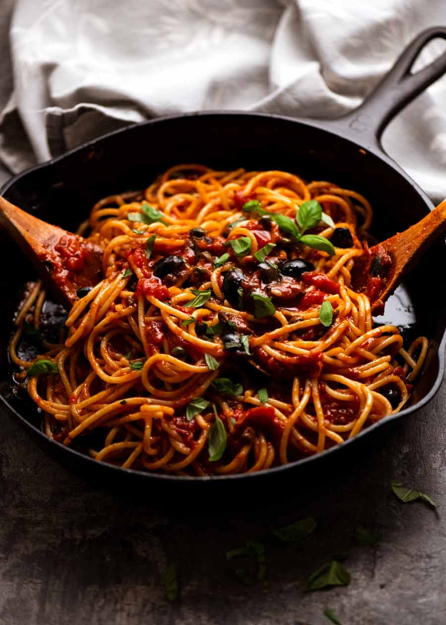 Spaghetti alla Puttanesca listos para ser servidos