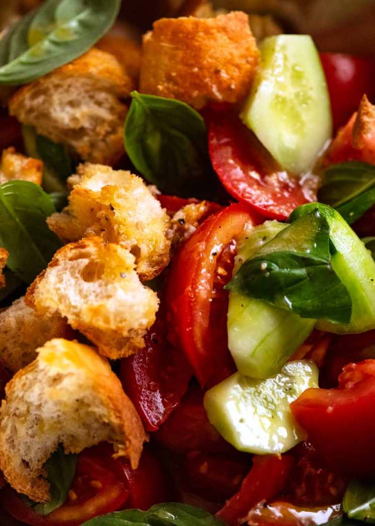 Cerrar foto de ensalada de pan y tomate italiano Panzanella