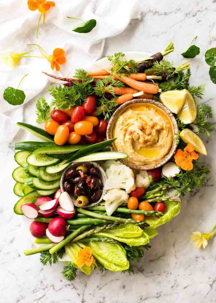 Plato de verduras crudités con hummus Receta de tineats.com