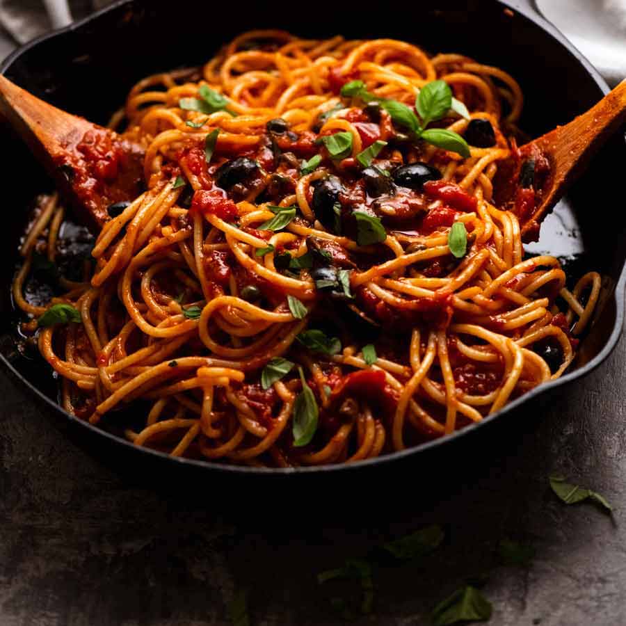 Spaghetti alla Puttanesca listos para ser servidos