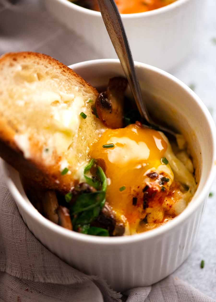 Mojar pan en huevos horneados - Huevos fruncidos