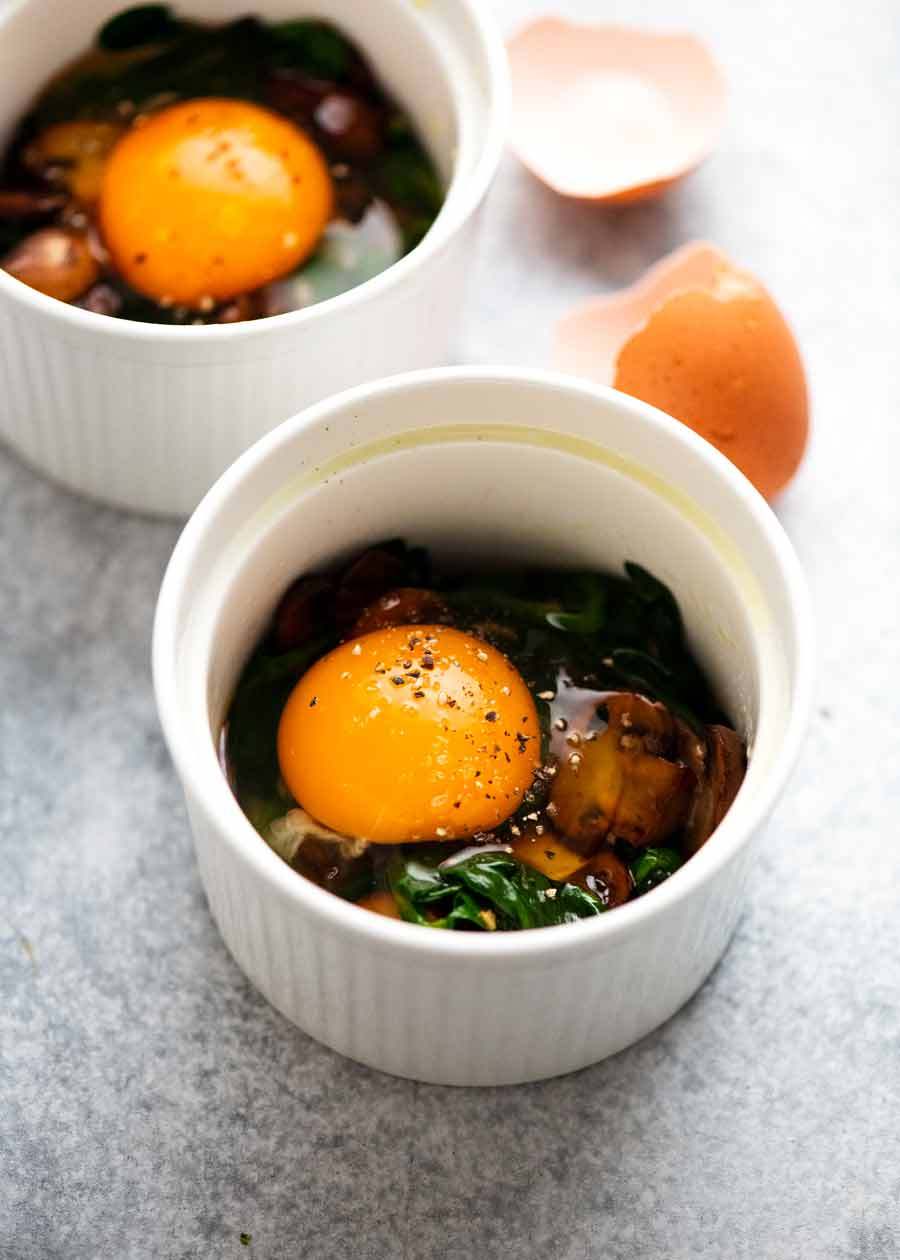 Huevos crudos partidos en moldes para hacer huevos al horno - Huevos fruncidos