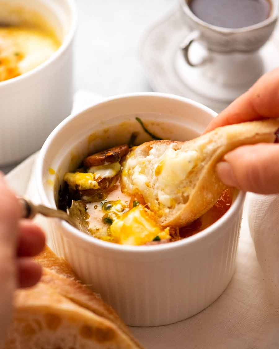 Mojar pan en huevos horneados - Huevos fruncidos