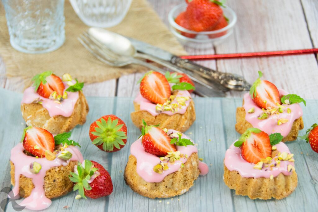 Mini Bundt Cake de almendra con fresas