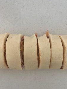 Tronco de masa de desplazamiento de pizza cortado en trozos.