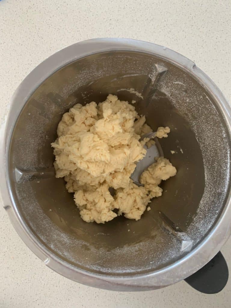Masa para pizza en bol Thermomix.