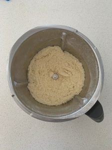 Migas de harina y mantequilla en recipiente Thermomix