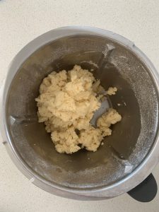 Masa para pizza en bol Thermomix.