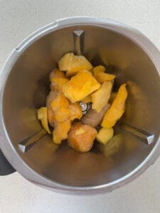 Trozos de mango y plátano congelados en recipiente Thermomix.