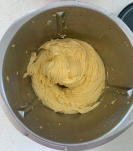 Helado de mango en recipiente Thermomix
