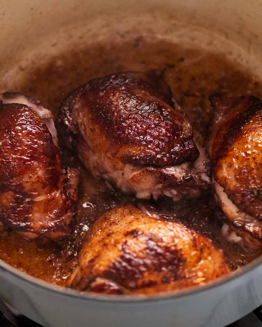 Pollo abrasador para Coq au Vin - estofado de pollo francés