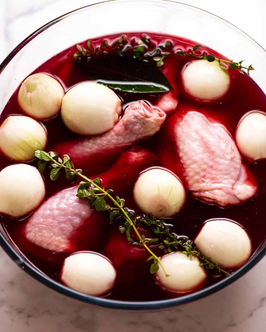 Marinar pollo en vino tinto Pinot Noir para Coq au Vin - estofado de pollo francés