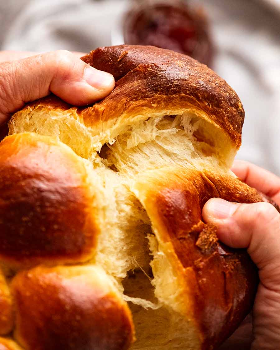 Brioche desgarrado a mano