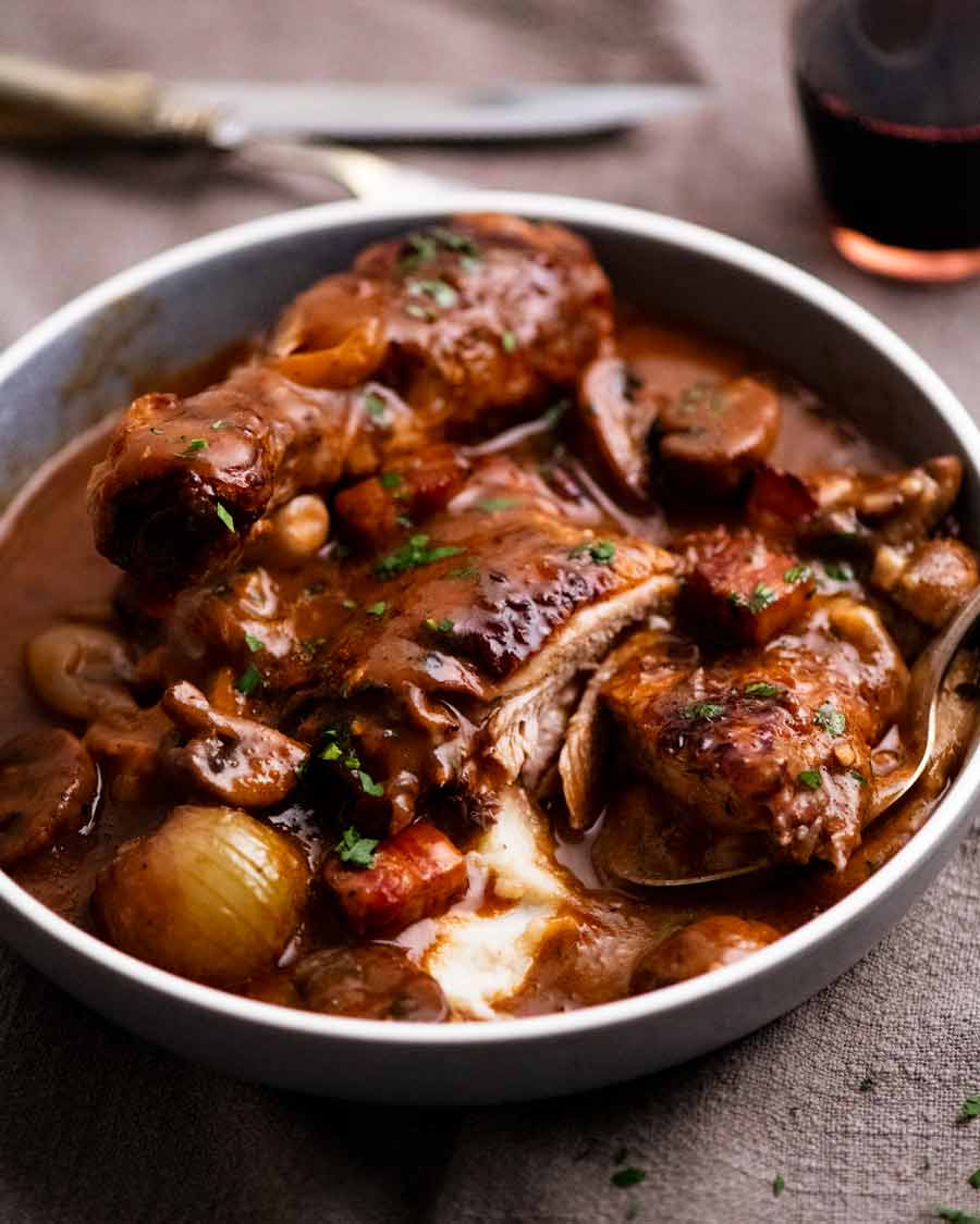 Coq au Vin servido sobre puré de papa
