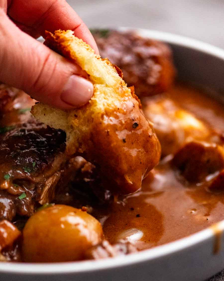 Sumergir brioche en salsa Coq au Vin