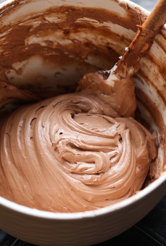 Un tazón de relleno de tarta de queso Nutella.