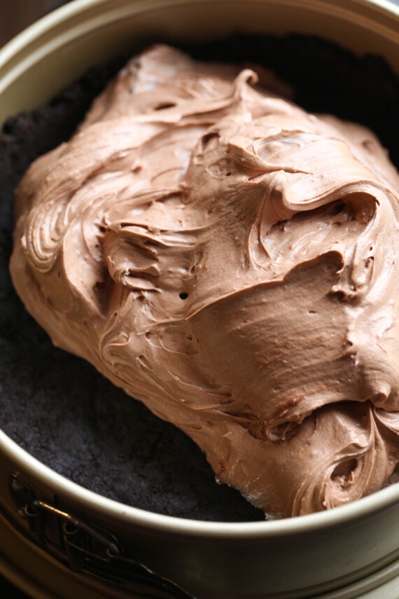 El relleno de Nutella se extiende en una corteza de Oreo.