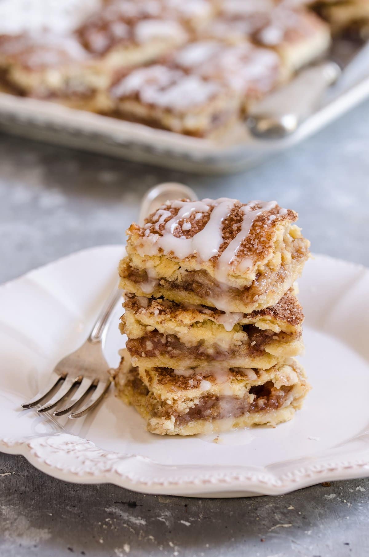 Una pila de barras de tarta de manzana en un plato.