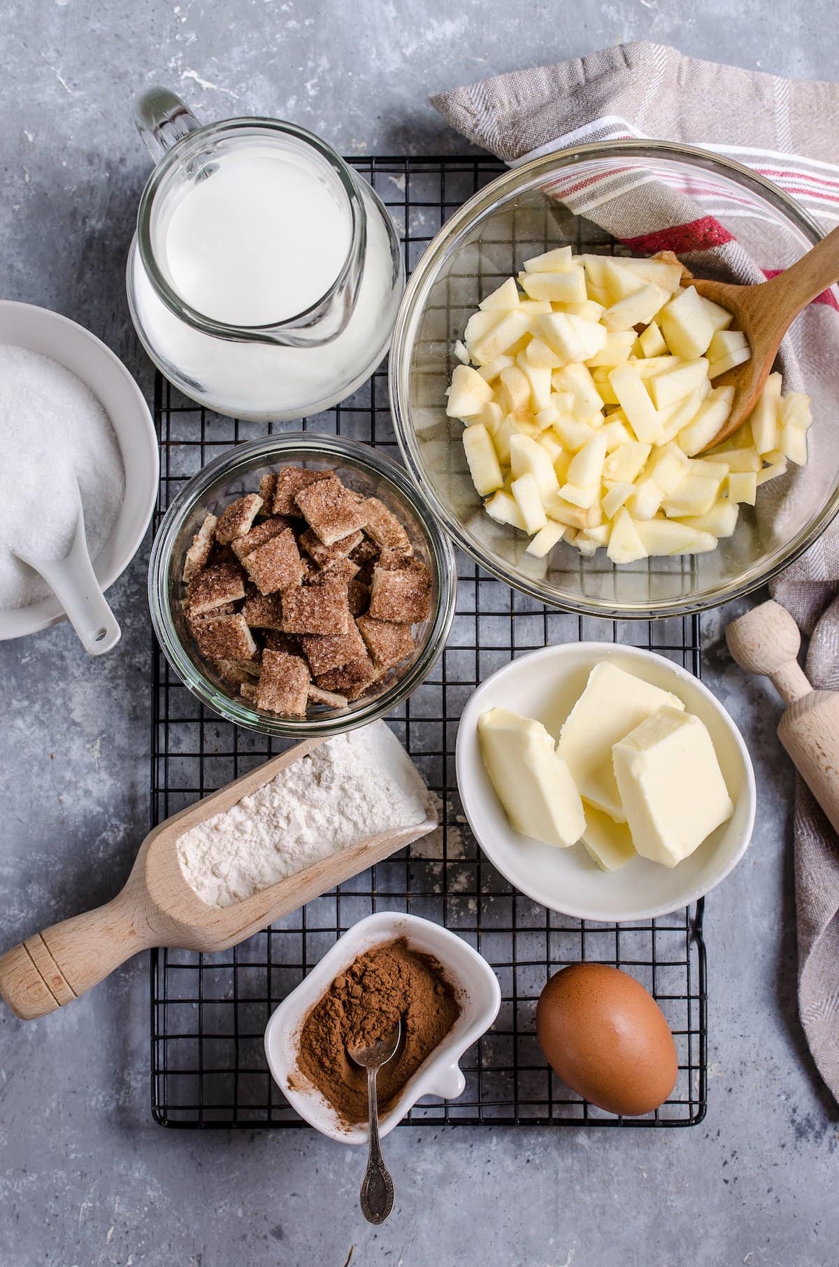 Ingredientes para barras de tarta de manzana.