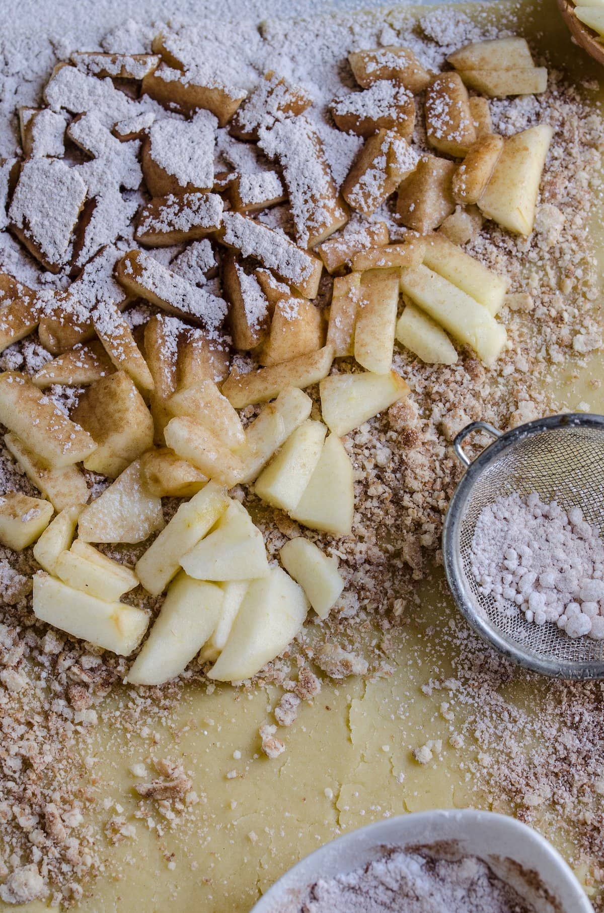 Rodajas de manzana en azúcar con canela.