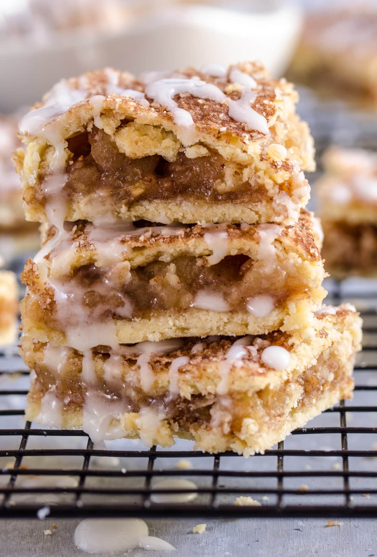 Barras de pastelería de azúcar y canela en una rejilla para enfriar.