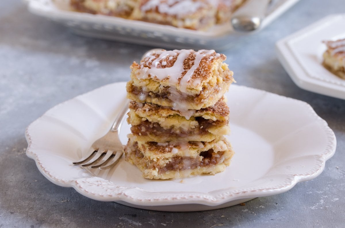 Una pila de barras de tarta de manzana en un plato.