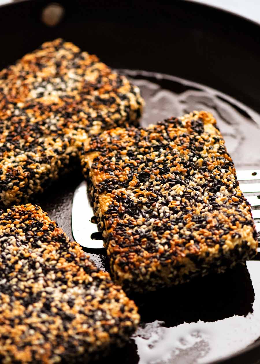 Filetes de tofu con costra de sésamo en una sartén