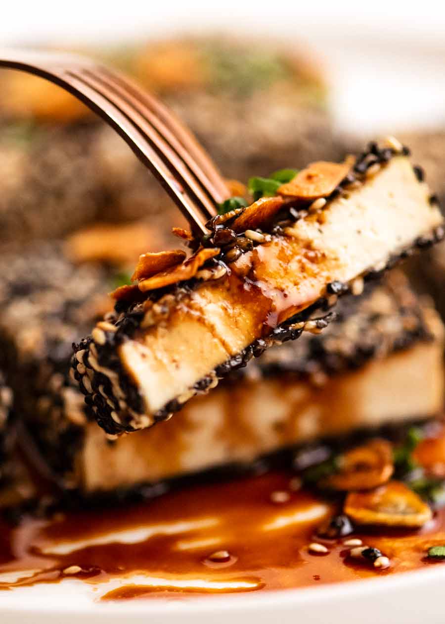 Comer filetes de tofu con costra de sésamo con salsa teriyaki