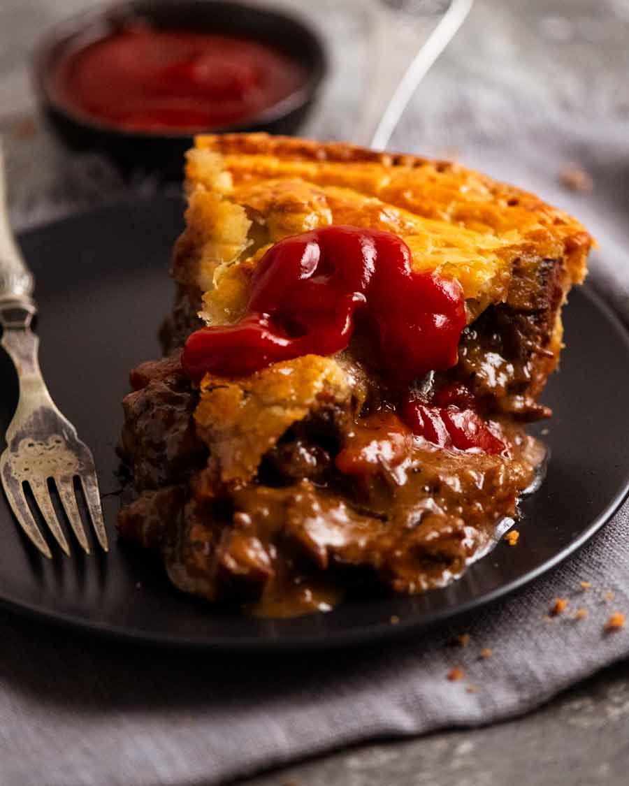 Rebanada de pastel de carne familiar con salsa de tomate en un plato