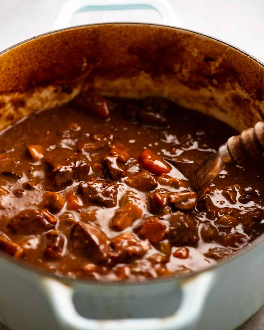 Cerca de la olla de relleno de carne cocida a fuego lento para pastel de carne familiar