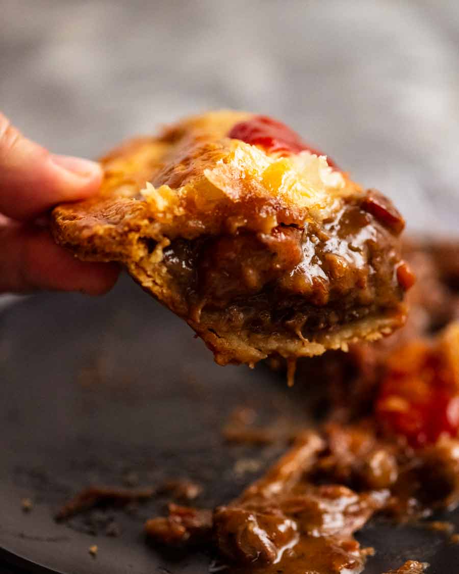 Sosteniendo la corteza de Family Meat Pie