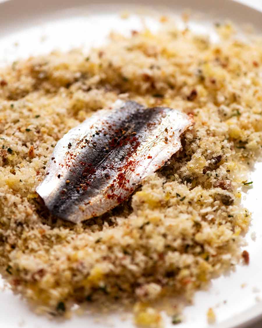 Hacer sardinas con costra mediterránea