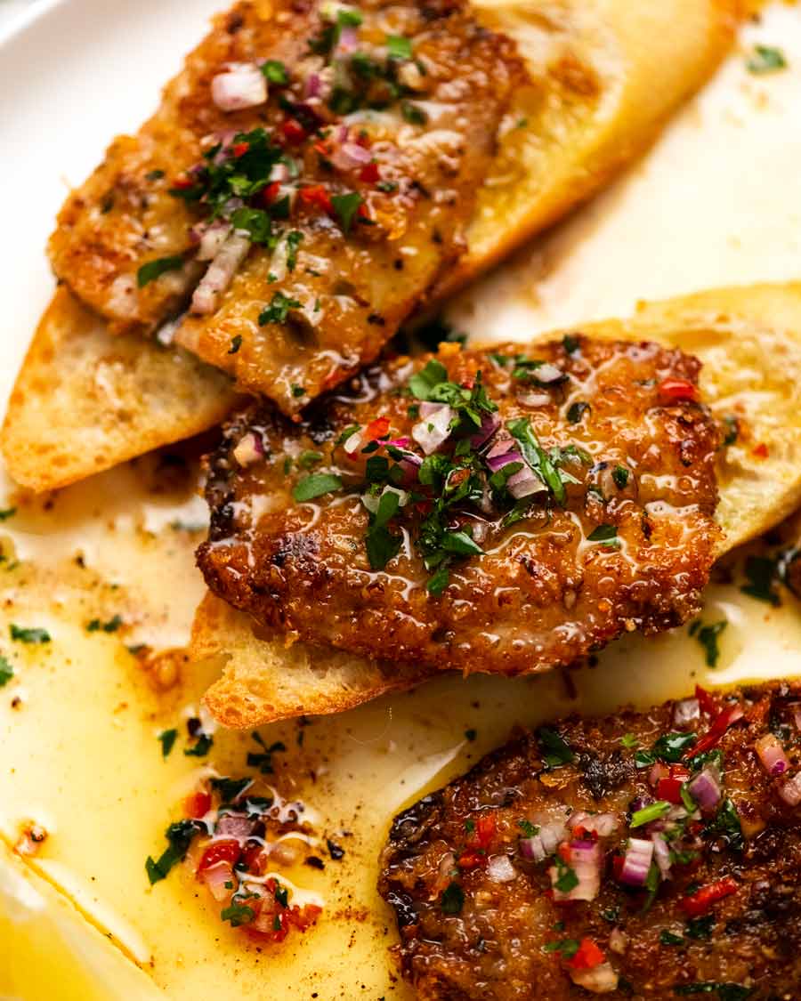 Tostada de sardinas con costra mediterránea