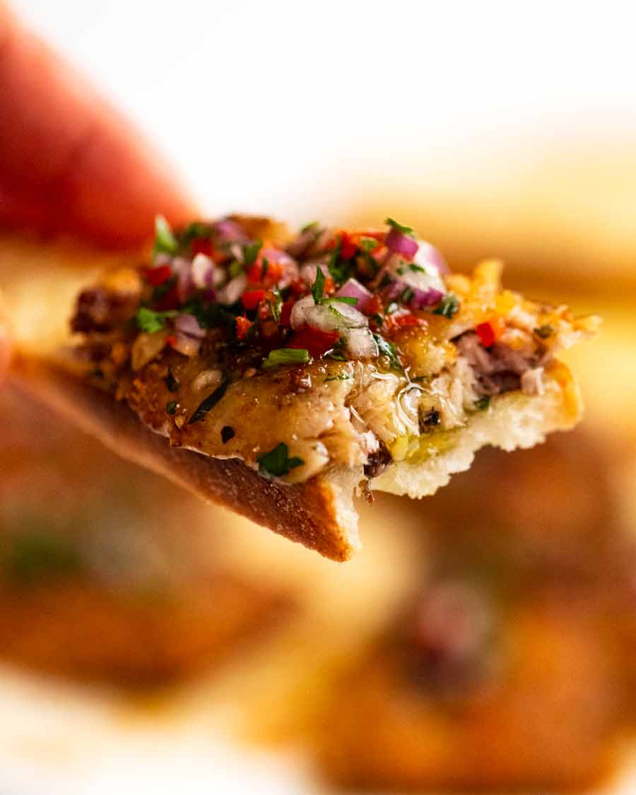 Tostada de sardinas con costra mediterránea