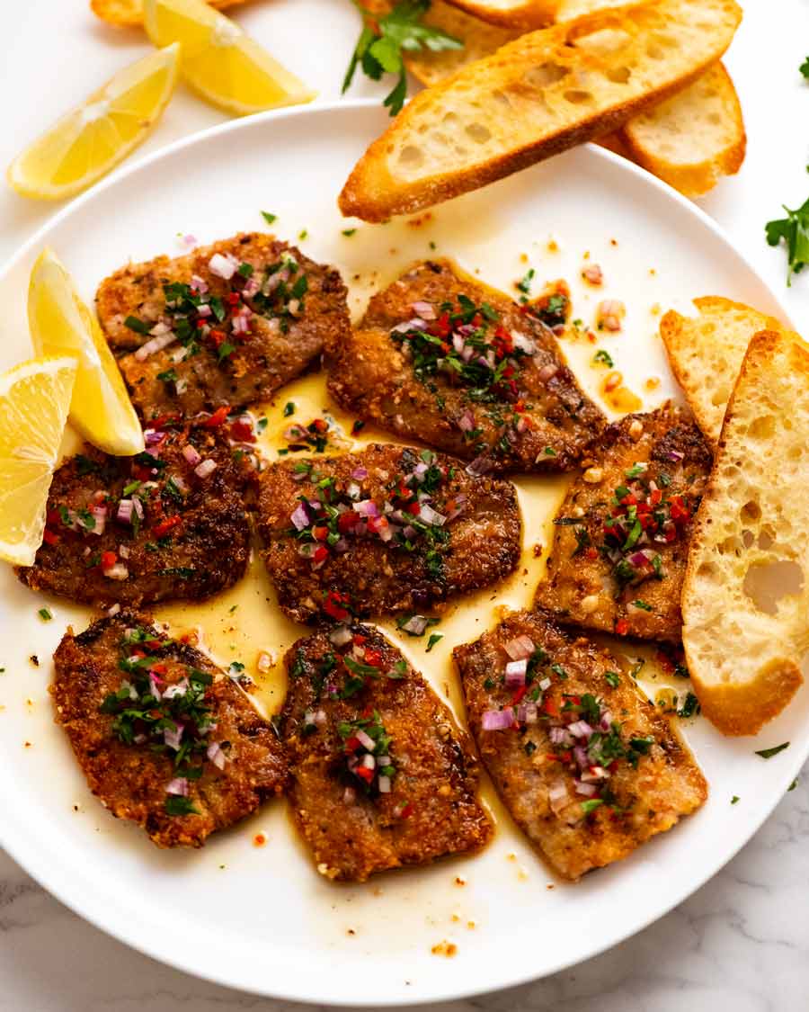 Fotografía aérea de un plato de sardinas con costra mediterránea