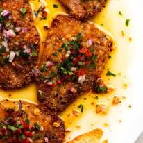 Cerrar fotografía aérea de sardinas con costra mediterránea en un plato, listo para ser servido